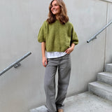 Modelfoto af pige i grøn POPPY strik, samt grå NANNA jeans. Alt er fra BySofieSønderby.