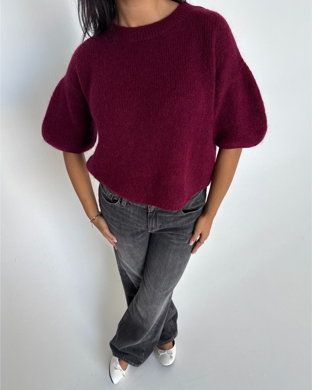 Modelfoto af pige i bordeaux Poppy strik t-shirt og grå Nanna jeans. Alt er fra BySofieSønderby