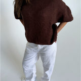 Modelfoto af pige i brun Poppy strik t-shirt og hvide Nanna jeans. Alt er fra BySofieSønderby