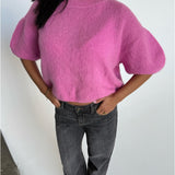 Modelfoto af pige i pink Poppy strik t-shirt og hvide Nanna jeans. Alt er fra BySofieSønderby