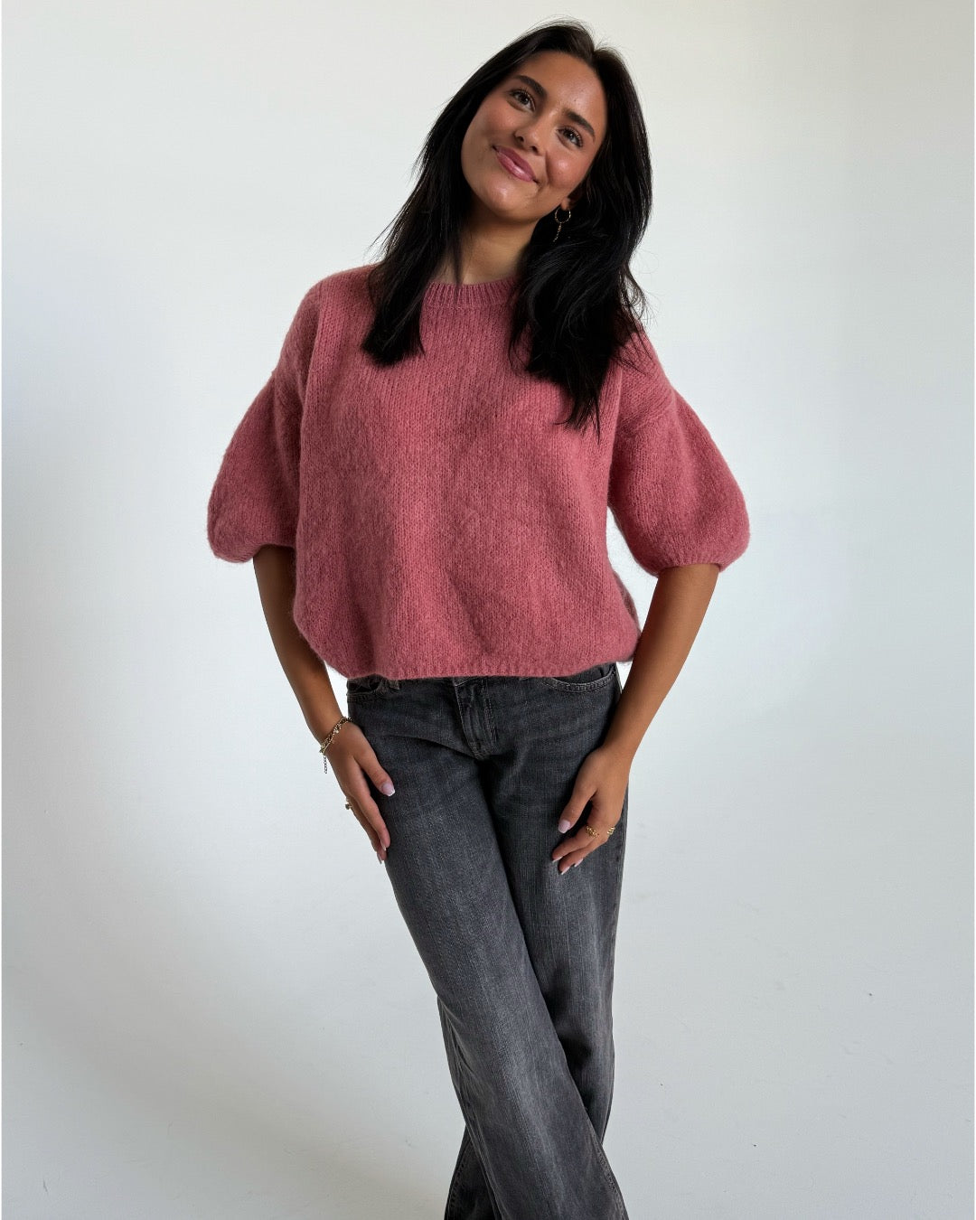 Modelfoto af pige i rosa Poppy strik t-shirt og grå Nanna jeans. Alt er fra BySofieSønderby