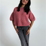 Modelfoto af pige i rosa Poppy strik t-shirt og grå Nanna jeans. Alt er fra BySofieSønderby