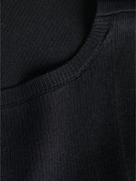 Detaljefoto af en sort POSIE top.  Fra BySofieSønderby