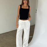 Modelbillede af POSIE strik top, sort og DANIA wide leg bukser, hvid. Begge fra BySofieSønderby