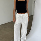 Modelbillede af POSIE strik top, sort og DANIA wide leg bukser, hvid. Begge fra BySofieSønderby