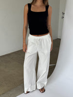 Modelbillede af POSIE strik top, sort og DANIA wide leg bukser, hvid. Begge fra BySofieSønderby