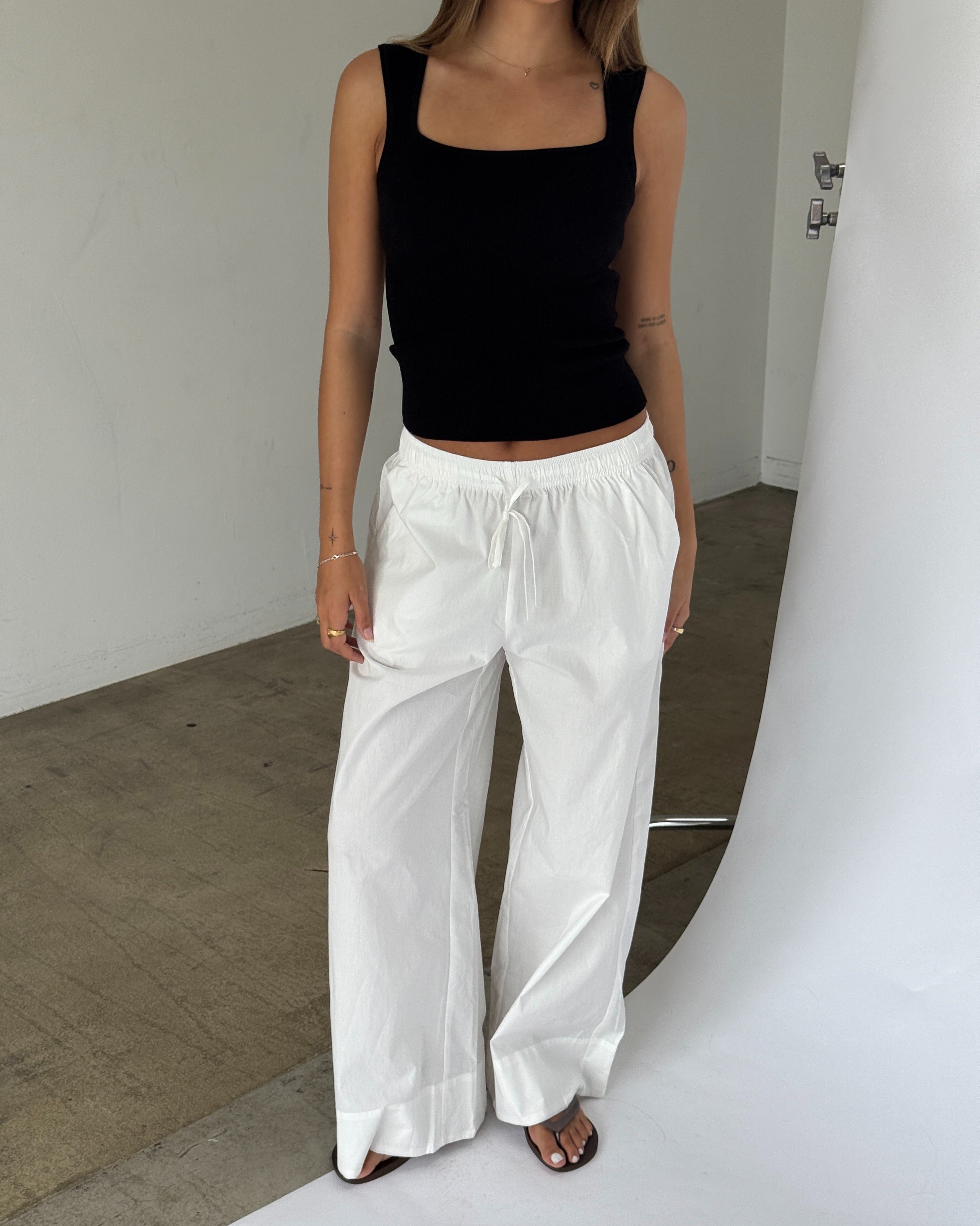 Modelbillede af POSIE strik top, sort og DANIA wide leg bukser, hvid. Begge fra BySofieSønderby