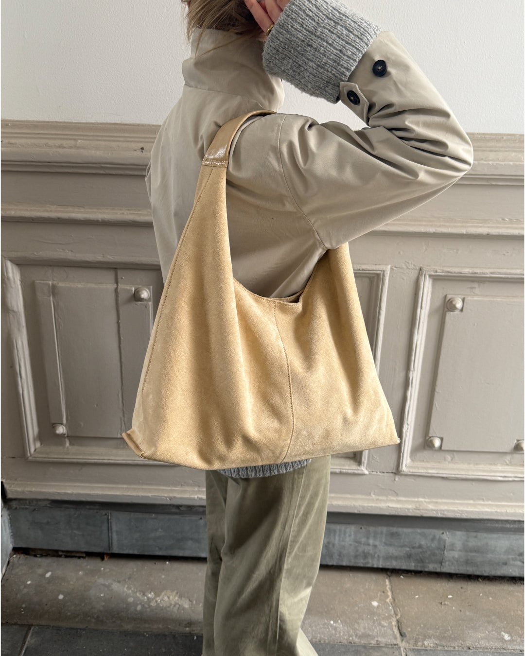 Stemningsbillede af beige RAINA taske. Fra BySofieSønderby