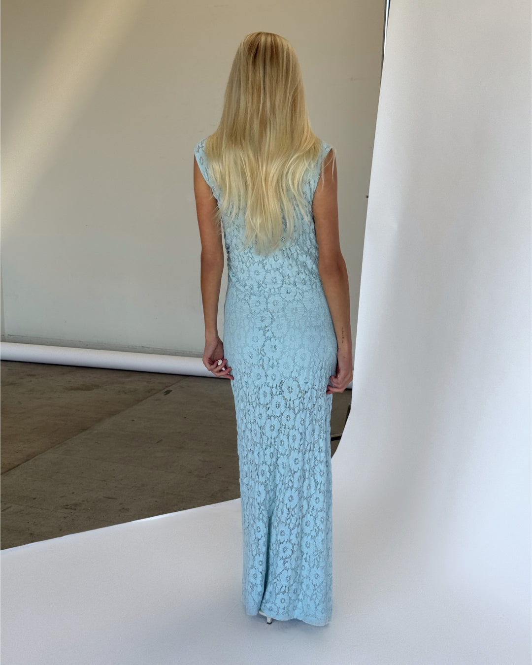 Modelbillede af lyseblå REMI kjole. Set bagfra. Fra BySofieSønderby