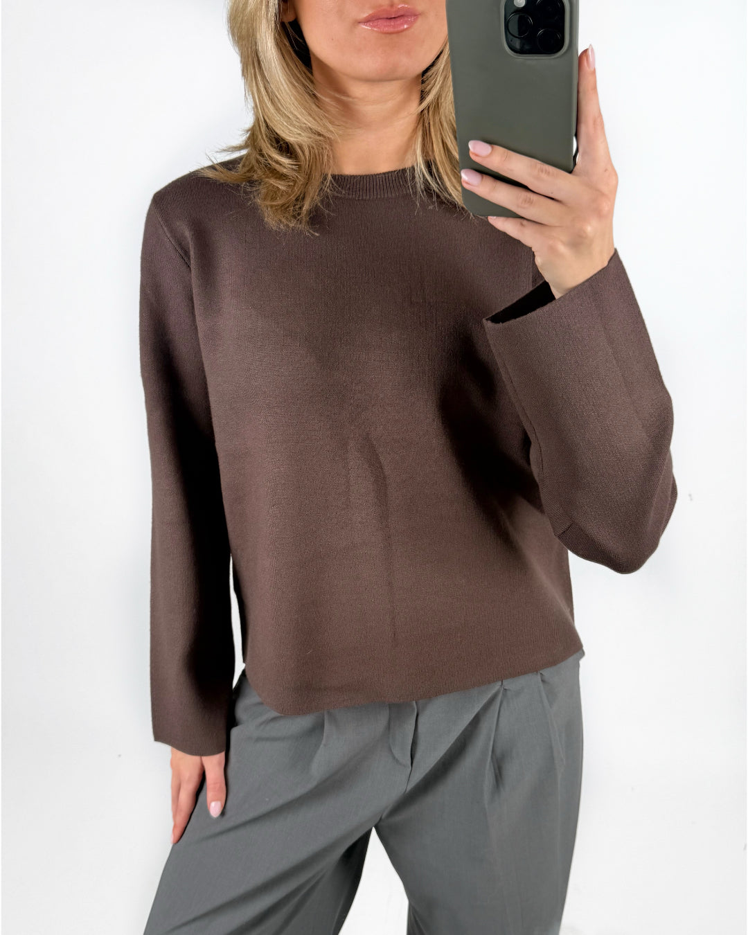 Modelfoto af pige i brun REYNARD strik, samt grå LISA bukser. Alt er fra BySofieSønderby.