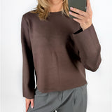 Modelfoto af pige i brun REYNARD strik, samt grå LISA bukser. Alt er fra BySofieSønderby.