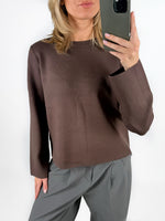 Modelfoto af pige i brun REYNARD strik, samt grå LISA bukser. Alt er fra BySofieSønderby.