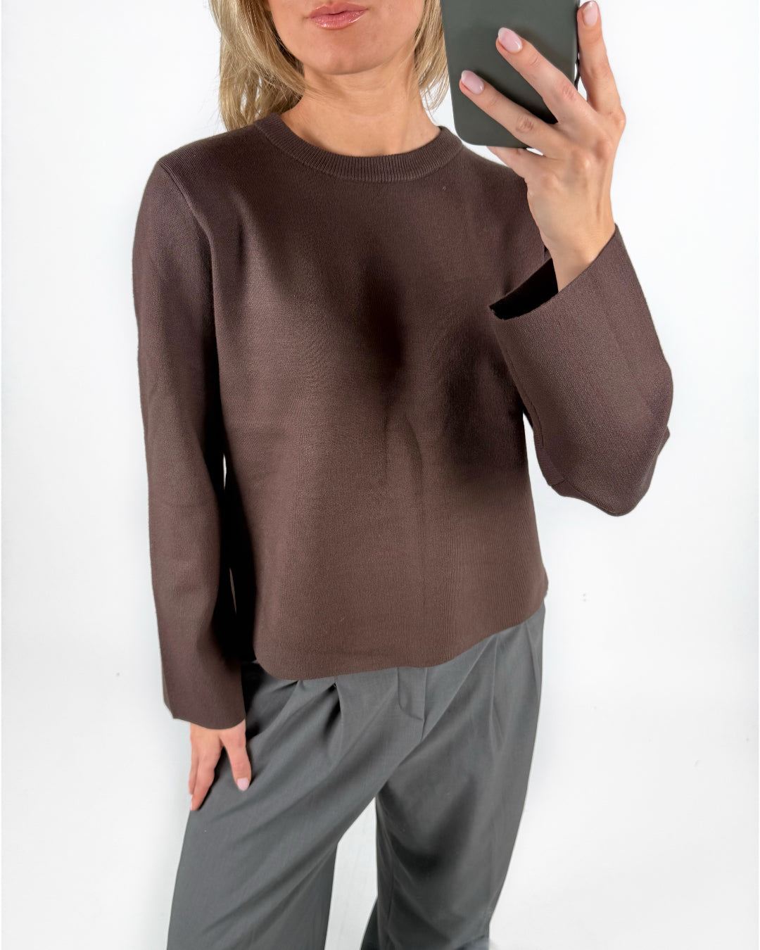 Modelfoto af pige i brun REYNARD strik, samt grå LISA bukser. Alt er fra BySofieSønderby.