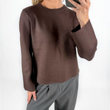 Modelfoto af pige i brun REYNARD strik, samt grå LISA bukser. Alt er fra BySofieSønderby.