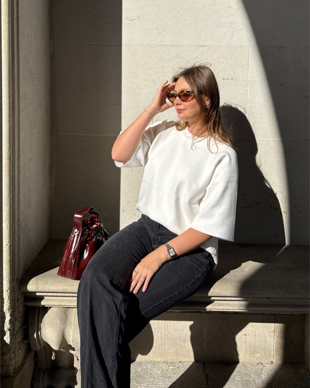 Modelfoto af pige i hvid REYNARD striktrøje.  Fra BySofieSønderby