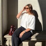 Modelfoto af pige i hvid REYNARD striktrøje.  Fra BySofieSønderby