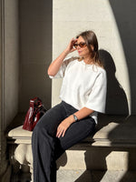 Modelfoto af pige i hvid REYNARD striktrøje.  Fra BySofieSønderby