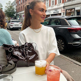 Stemningsbillede af pige i hvid REYNARD strik trøje. Fra BySofieSønderby