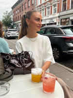 Stemningsbillede af pige i hvid REYNARD strik trøje. Fra BySofieSønderby