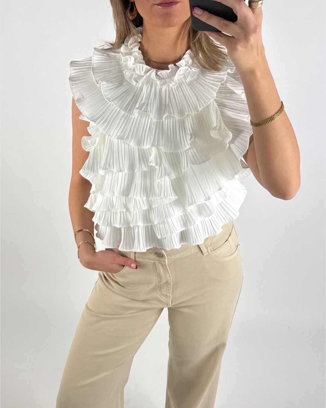 Modelbillede af hvid RHINA top. Set forfra. Fra BySofieSønderby