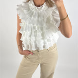 Modelbillede af hvid RHINA top. Set forfra. Fra BySofieSønderby