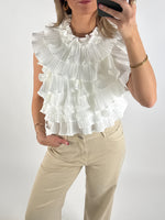 Modelbillede af hvid RHINA top. Set forfra. Fra BySofieSønderby