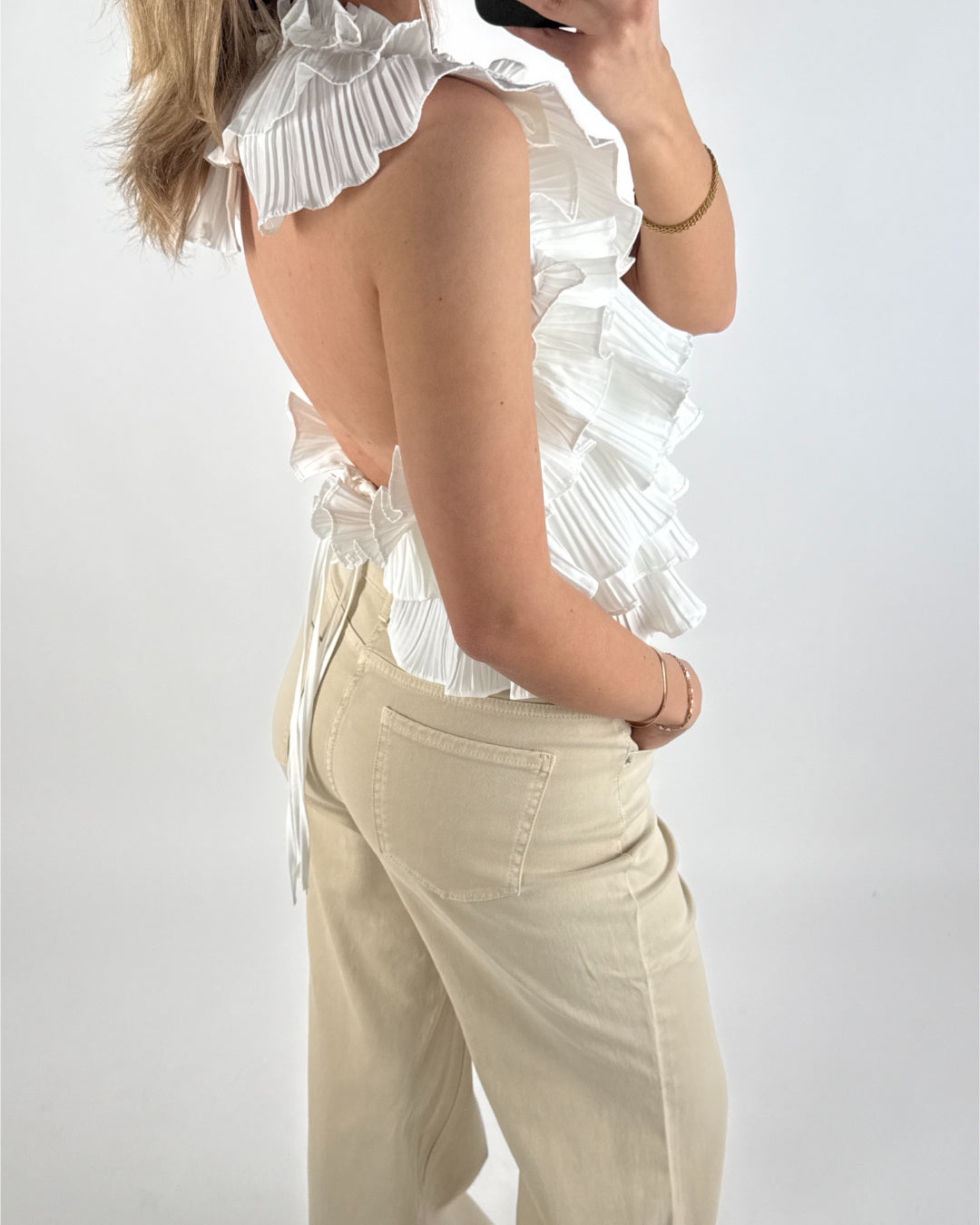 Modelbillede af hvid RHINA top. Set bagfra. Fra BySofieSønderby