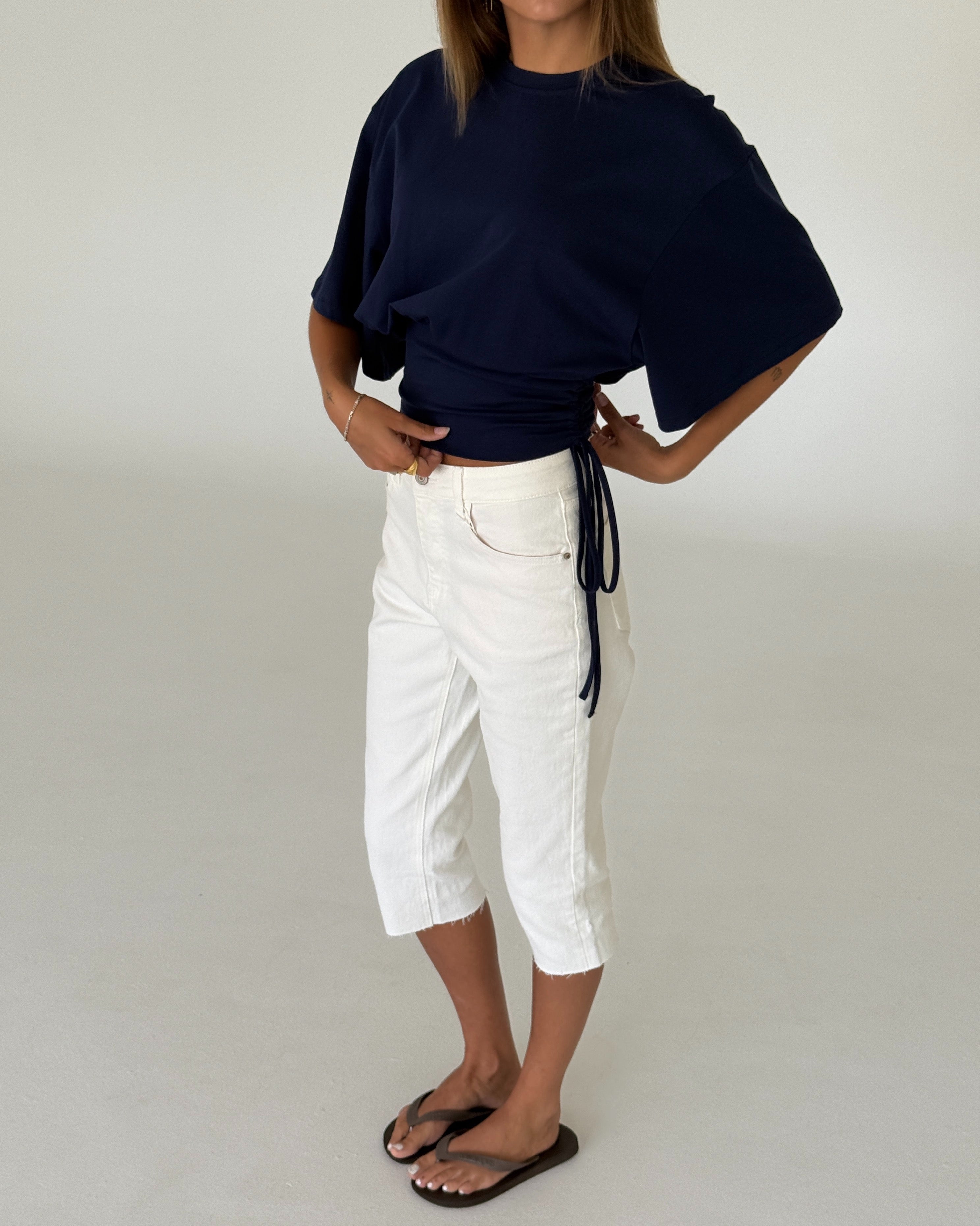 Modelbillede af RITA kortærmet bluse, navy og VANESSA capri bukser, hvid. Fra BySofieSønderby