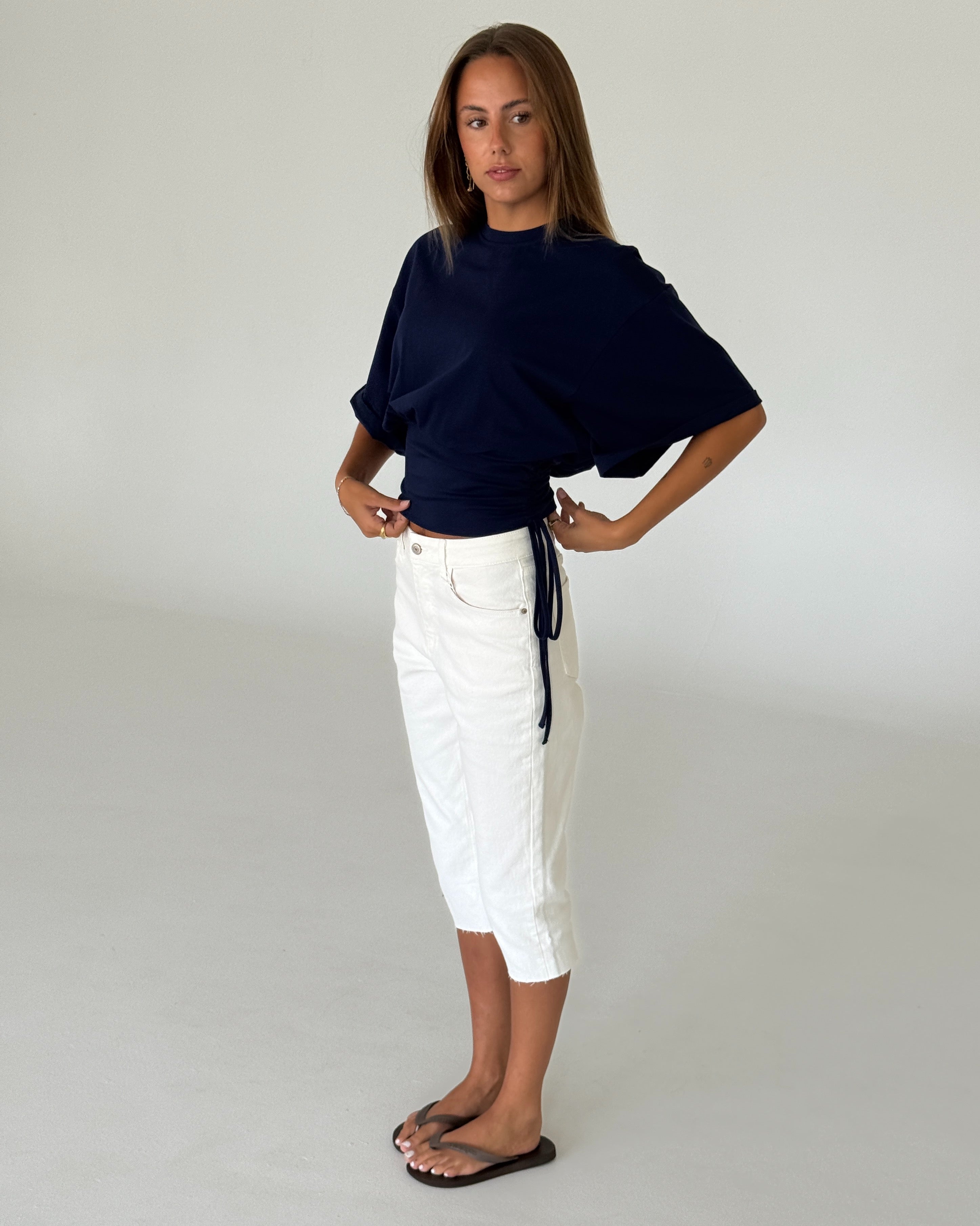 Modelbillede af RITA kortærmet bluse, navy og VANESSA capri bukser, hvid. Fra BySofieSønderby