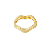 Produktfoto af en Robin armbånd i guld med bølgende effekt. Baggrund er hvid. Fra By Sofie Sønderby