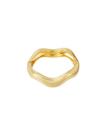 Produktfoto af en Robin armbånd i guld med bølgende effekt. Baggrund er hvid. Fra By Sofie Sønderby