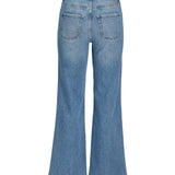 Jeans med vide ben hænger stille mod en hvid baggrund, med to baglommer og et brunt mærke med teksten "JXX" placeret på linningen.