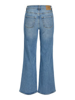 Jeans med vide ben hænger stille mod en hvid baggrund, med to baglommer og et brunt mærke med teksten "JXX" placeret på linningen.