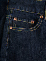 Detaljefoto af en lomme på en Rome jeans i mørk navy. Baggrund er hvid. Fra By Sofie Sønderby
