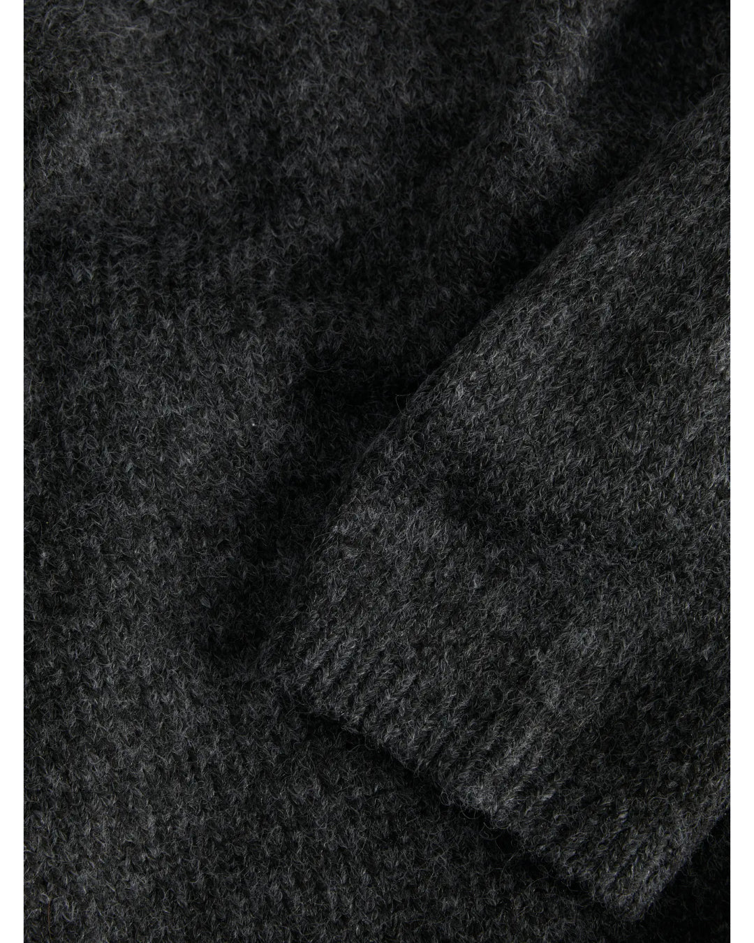 Detaljebillede af grå ROSANNA striktrøje med rullekrave. Fra BySofieSønderby.
