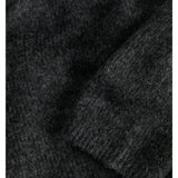 Detaljebillede af grå ROSANNA striktrøje med rullekrave. Fra BySofieSønderby.