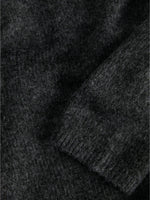 Detaljebillede af grå ROSANNA striktrøje med rullekrave. Fra BySofieSønderby.