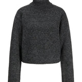 Produktbillede af grå ROSANNA striktrøje med rullekrave, set forfra. Fra BySofieSønderby.