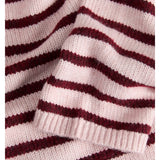 Detaljebillede af rødstribet ROSANNA striktrøje med rullekrave. Fra BySofieSønderby.