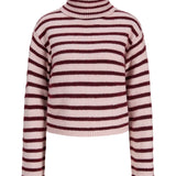 Produktbillede af rødstribet ROSANNA striktrøje med rullekrave, set forfra. Fra BySofieSønderby.