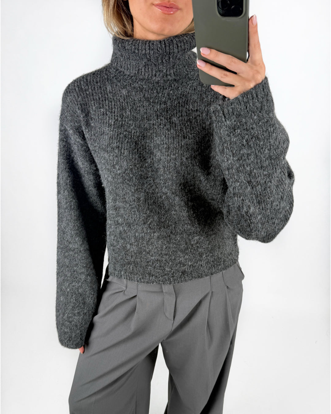 Modelfoto af pige i grå ROSANNA striktrøje med rullekrave, samt grå LISA bukser. Alt er fra BySofieSønderby.