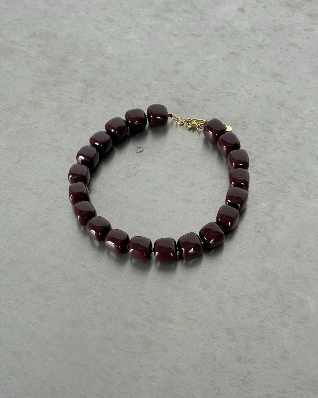 Produktbillede af blommefarvet ROSELIA halskæde. Fra BySofieSønderby