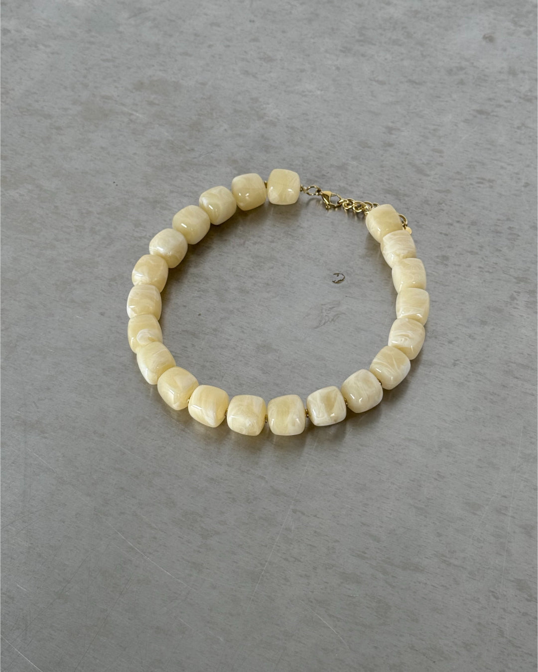 Produktbillede af beigefarvet ROSELIA halskæde. Fra BySofieSønderby