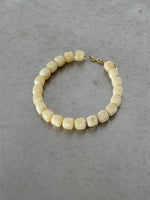 Produktbillede af beigefarvet ROSELIA halskæde. Fra BySofieSønderby