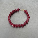 Produktbillede af rød ROSELIA halskæde. Fra BySofieSønderby