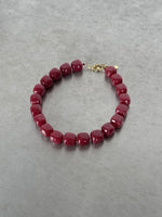 Produktbillede af rød ROSELIA halskæde. Fra BySofieSønderby