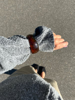 Modelfoto af en Saige armbånd i brun. Baggrund er grå. Fra BySofieSønderby