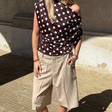 Modelbillede af SAMIRA one shoulder top, brun og HARLEE shorts, beige. Fra BySofieSønderby