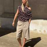 Modelbillede af SAMIRA one shoulder top, brun og HARLEE shorts, beige. Fra BySofieSønderby