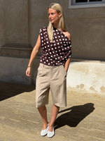 Modelbillede af SAMIRA one shoulder top, brun og HARLEE shorts, beige. Fra BySofieSønderby